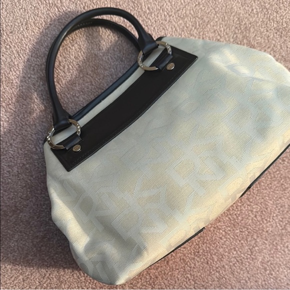 DKNY Stylish Women's Bag - Picture 2 of 7